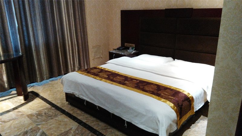 Green Tree Inn Fukang business HotelGuest Room
