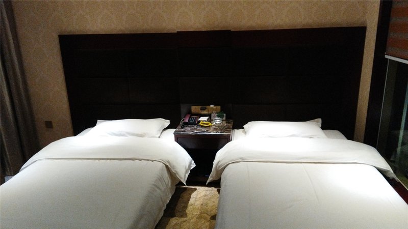 Green Tree Inn Fukang business HotelGuest Room