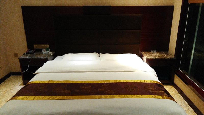 Green Tree Inn Fukang business HotelGuest Room