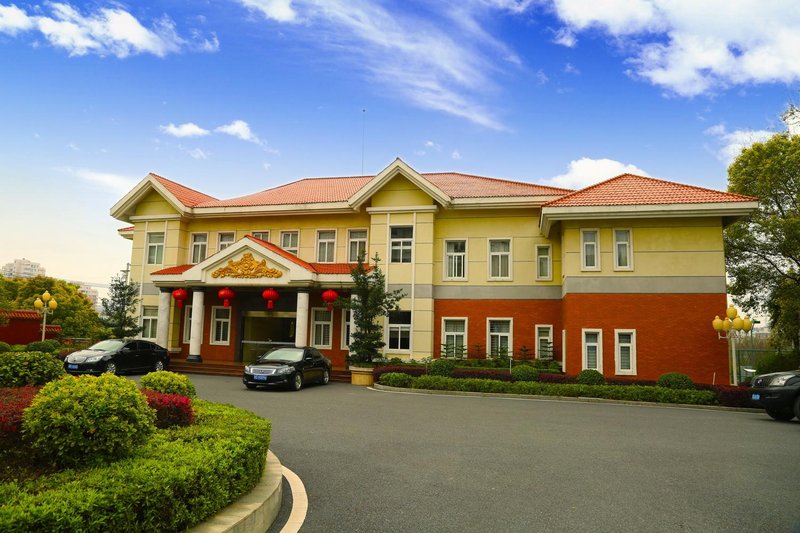 Luling Hotel over view