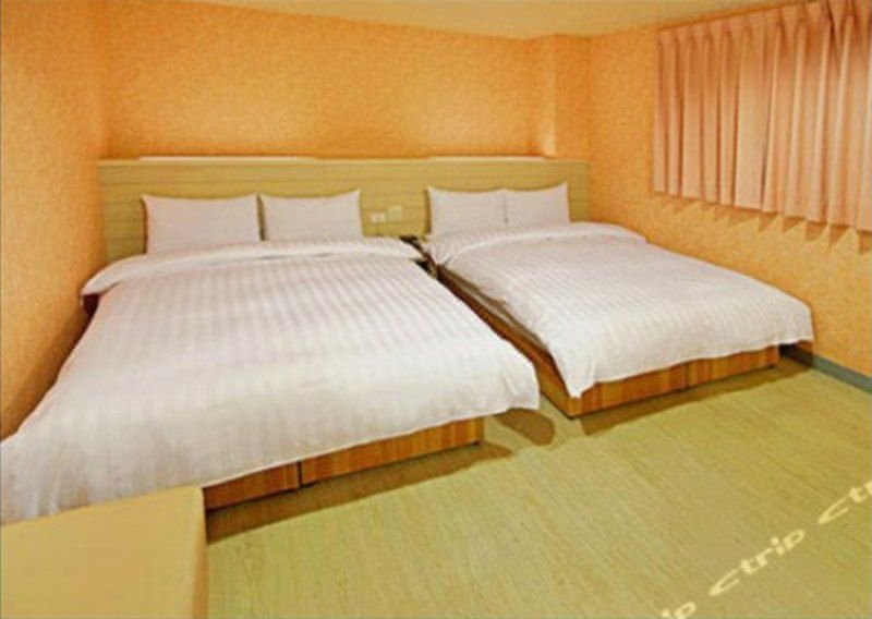 Skoal Hotel Guest Room