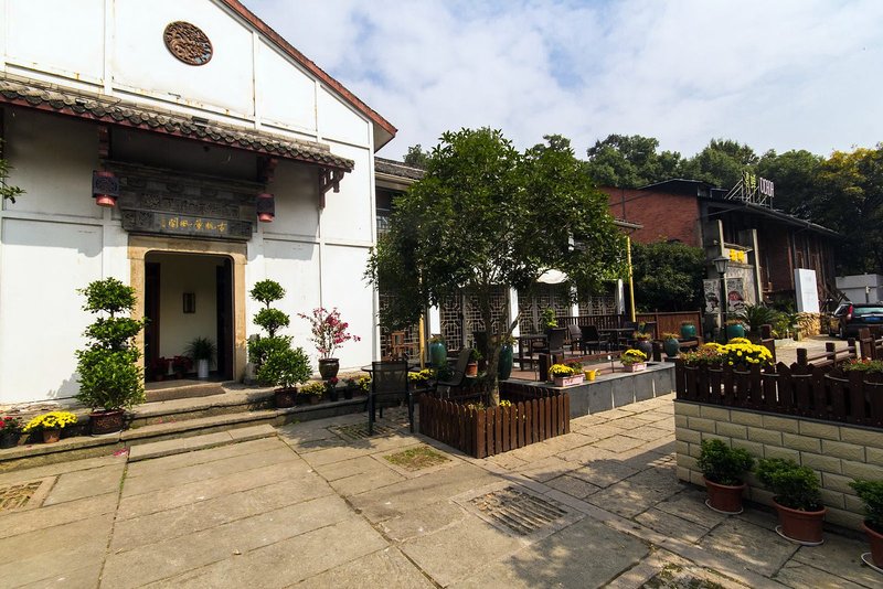 Cicada Hotel (West Lake Hupao)Over view