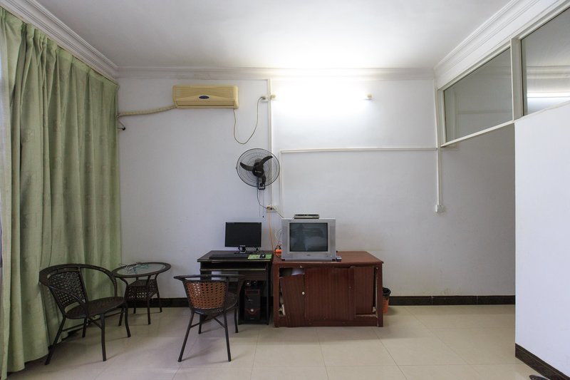 Liu to hotel guests Guest Room