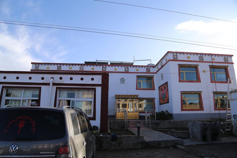 The QinghaiLake Tibetan Lodge Youth HostelOver view