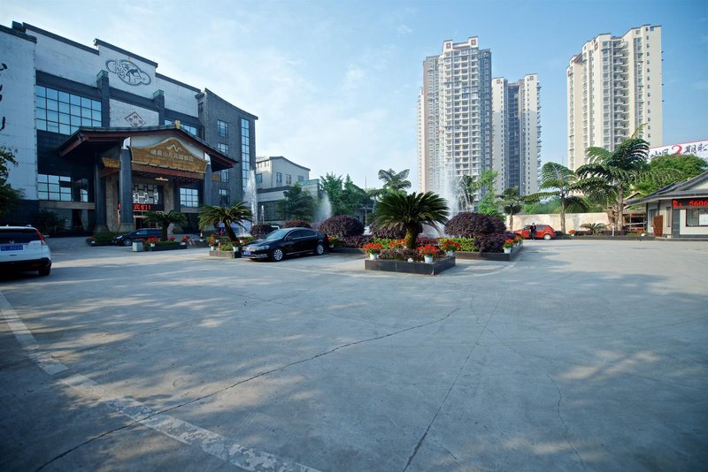 Emeishan Yue Garden Hotel Over view