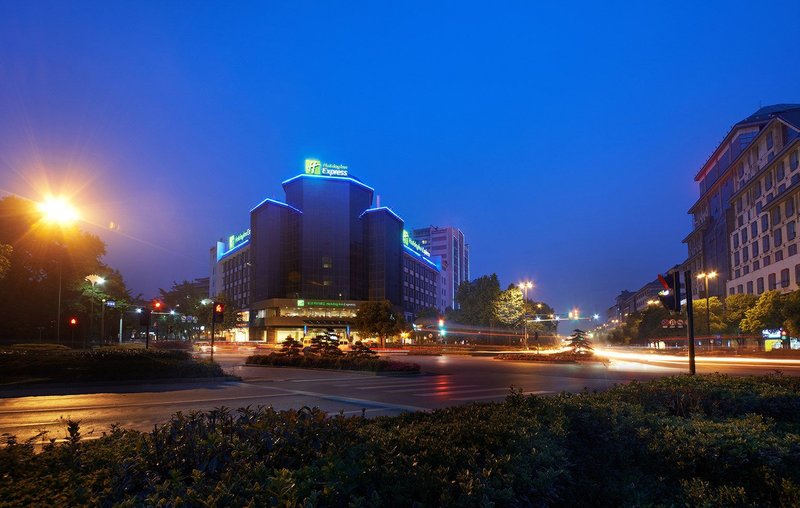 Holiday Inn Express Yangzhou City Center Over view