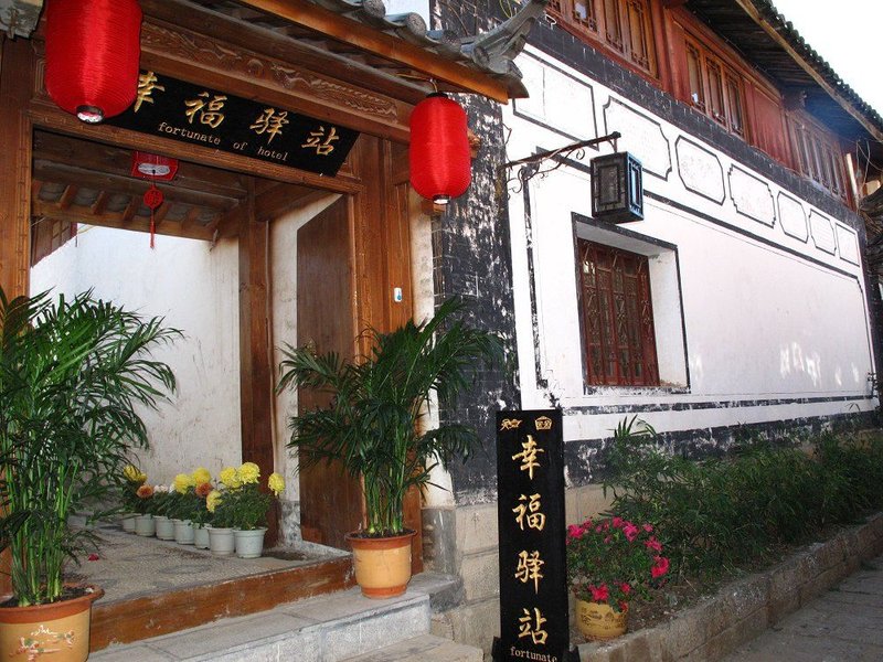 Floral Lijiang Mingxi Inn over view