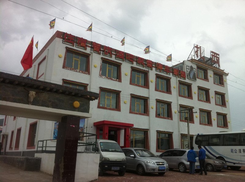 The QinghaiLake Tibetan Lodge Youth Hostel over view