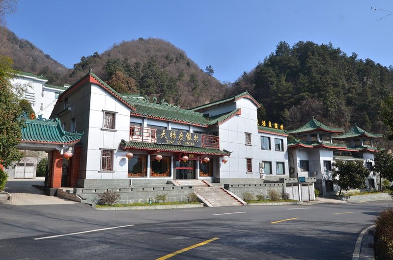 Wudang Mountain Tianlu Hotel over view