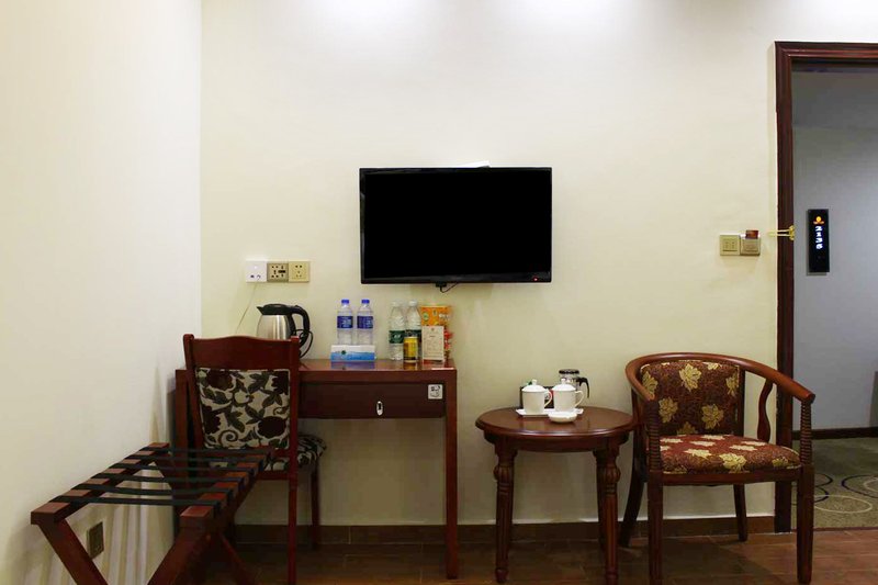 Poly Dargon Holiday Inn Guest Room