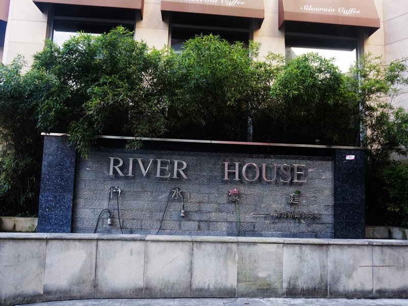 Suhe 993 Service Apartment Over view