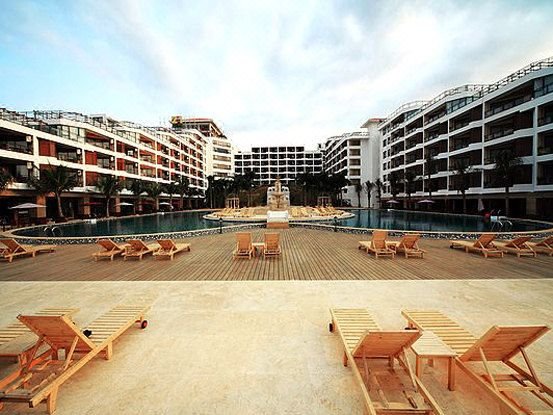 Xinglong Old Banyan Hotel Over view