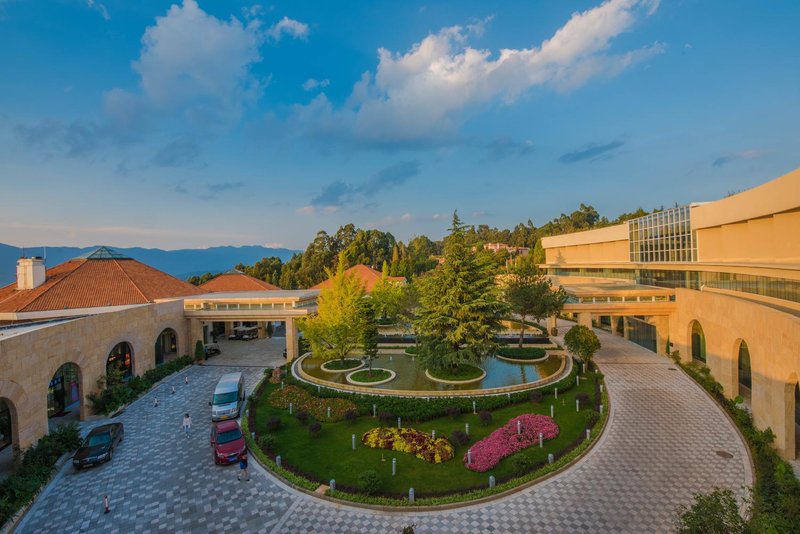Kunming Spring City Lakeside Resort Over view