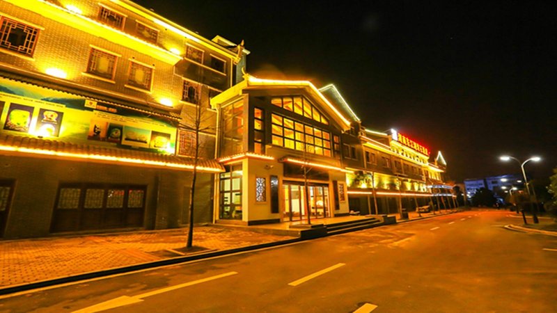 Dongjiang Lake Qishi Hotel Over view