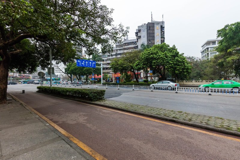 Jinlizhou Hotel (Gongbei Port Light Rail Station) Over view