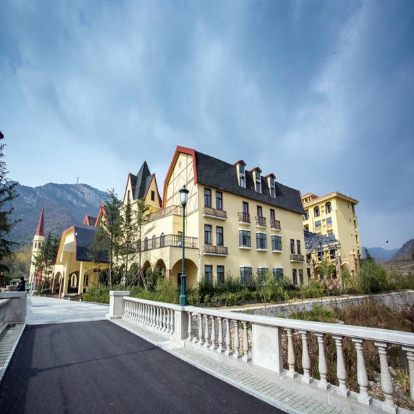 Longmen Inn Over view