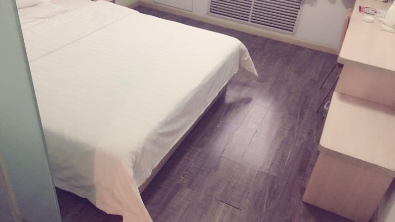 7 Days Inn Guest Room