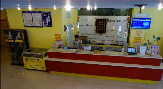 7 Days Inn Lobby