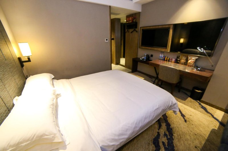 Le Hotel Guest Room