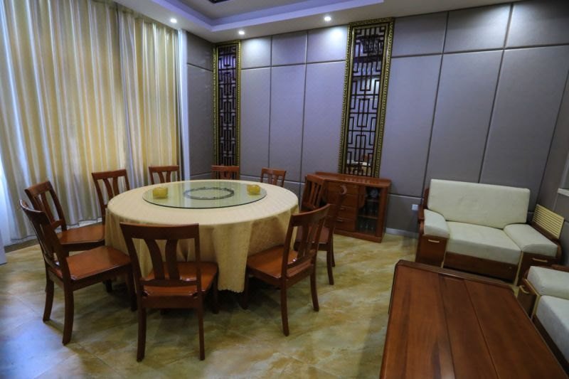 Longxiang Yiyang Center Restaurant