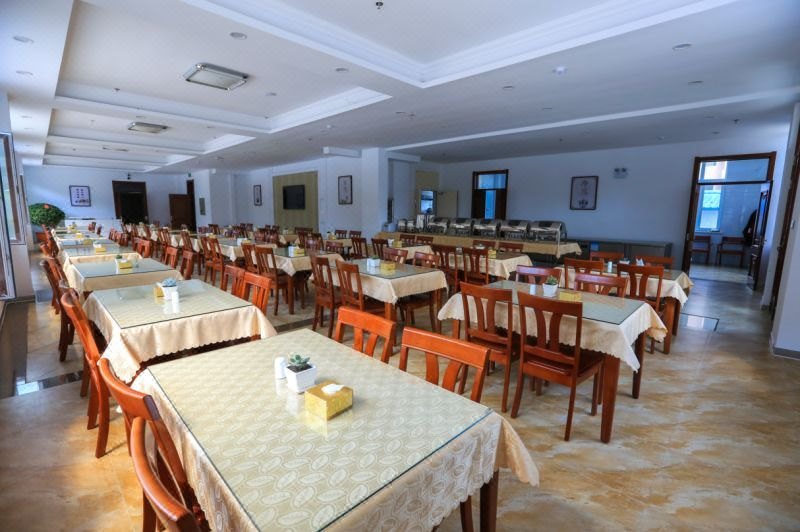 Longxiang Yiyang Center Restaurant