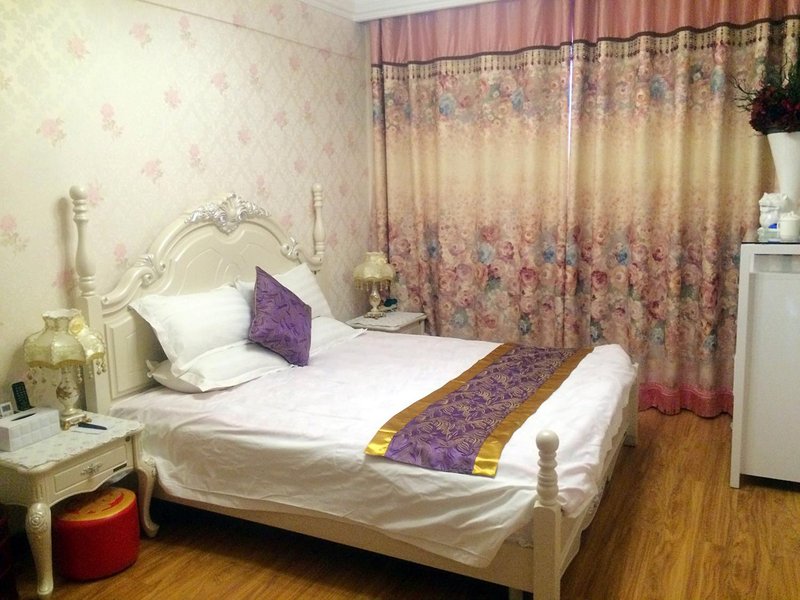 Crown Holiday Hotel Guest Room