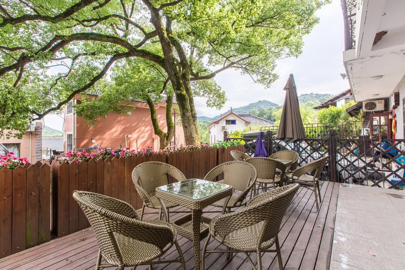 Flower & AliceOver view