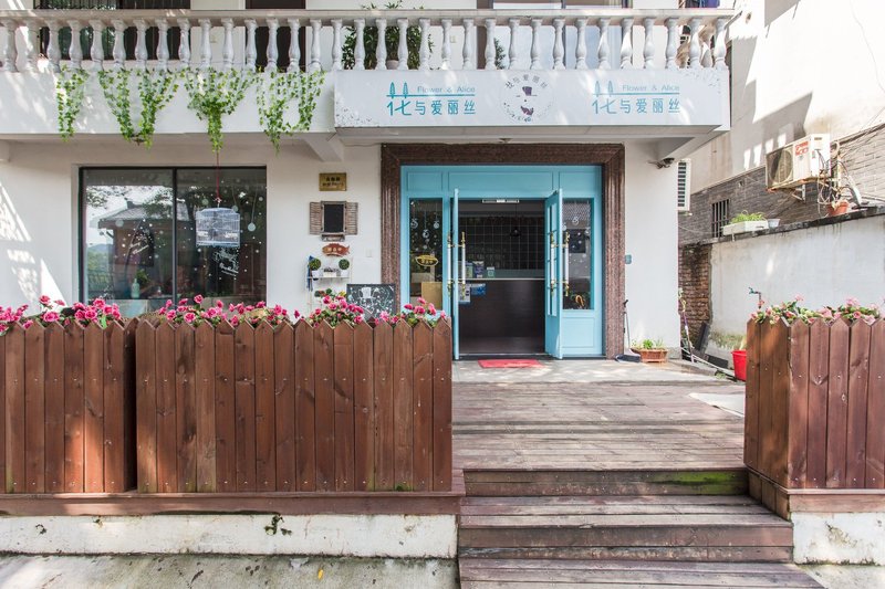 Flower & AliceOver view