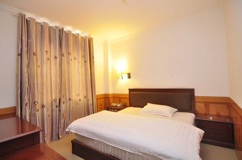 Yulong Hotel Guest Room