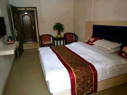 Longyi Hostel Guest Room