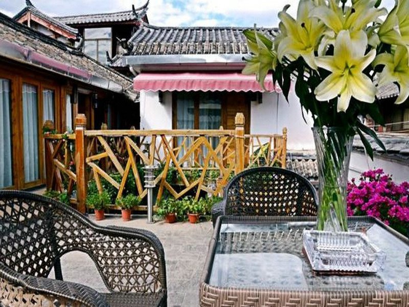 Listening Flowering Inn Lijiang Over view