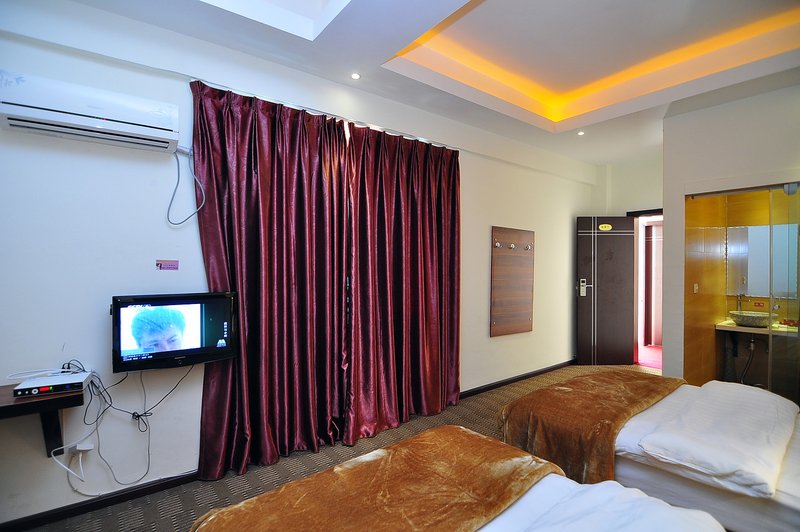 Luoping Ruiqi Hotel Guest Room
