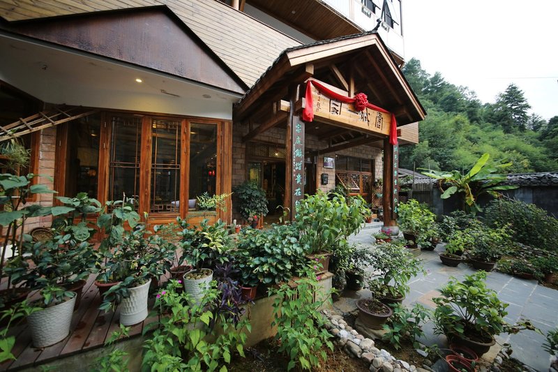 Floral Hotel·Yicheng Yijia Inn(Dongda store of Zhangjiajie National Forest Park) Over view
