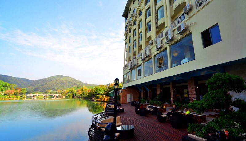 Yihua Riverview Hot Spring Holiday Hotel over view
