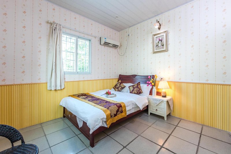 Sunshine in the field Guest Room