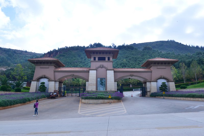 Fuxian Lake Xinhu Hotel Over view