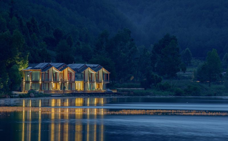 泸沽湖夜巴厘度假酒店外景图