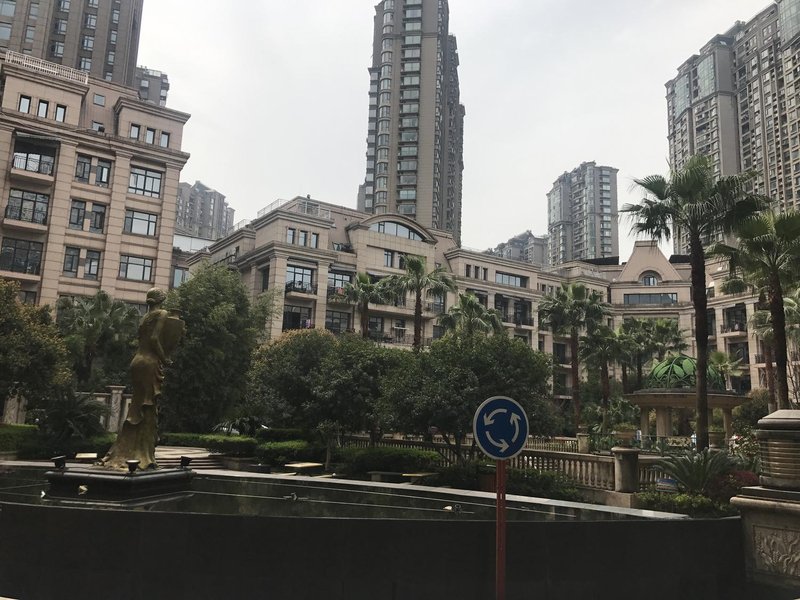Yangguang Holiday Hotel (Nanchang Honggutan) Over view
