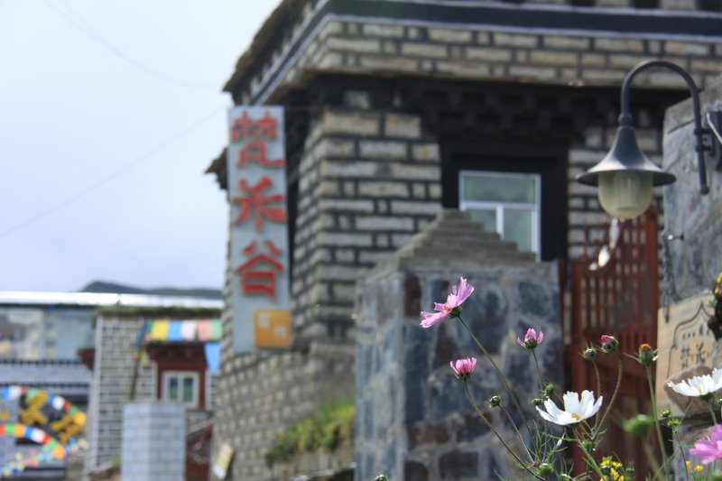 Daocheng Fanhegu Hostel Over view