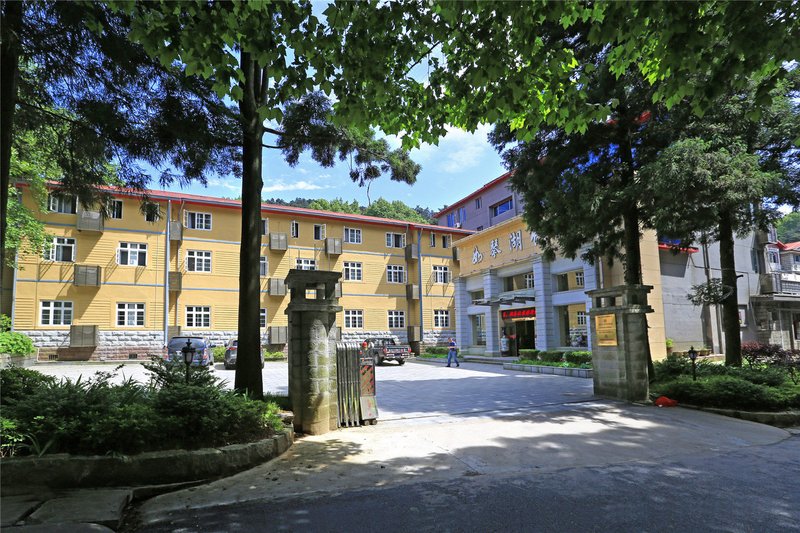 Lushan Ruqinghu Hotel (Guling Street) Over view