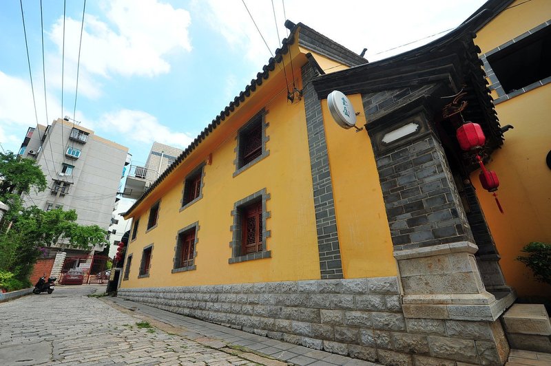 Kunming Denghua Inn Over view