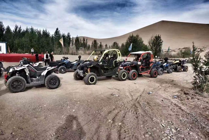 Dunhuang mountain walkers international desert camping base休闲