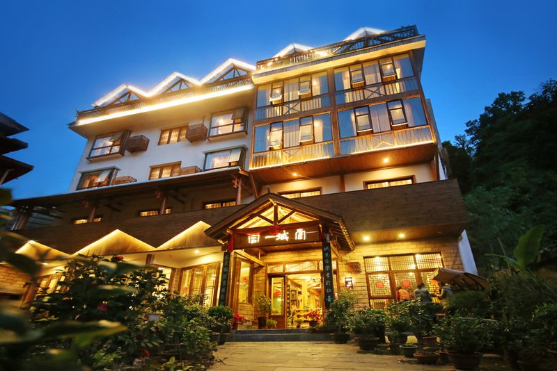 Floral Hotel·Yicheng Yijia Inn(Dongda store of Zhangjiajie National Forest Park) Over view