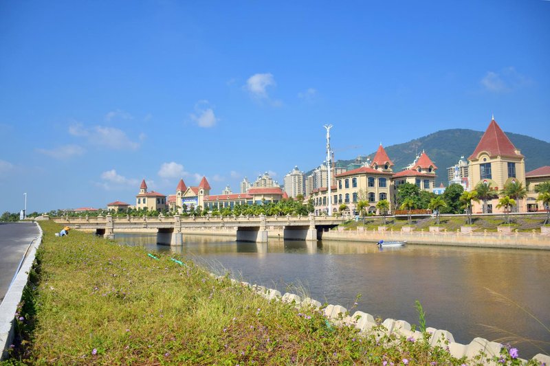 hugoholidayinn Over view