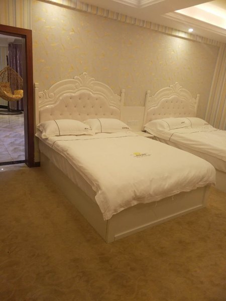 Zihong Hotel Guest Room