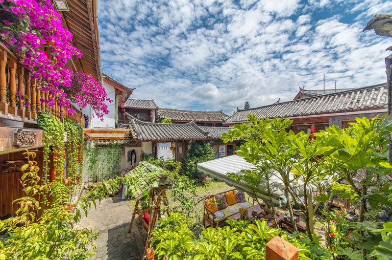 Lijiang Huahaoyueyuan Inn over view