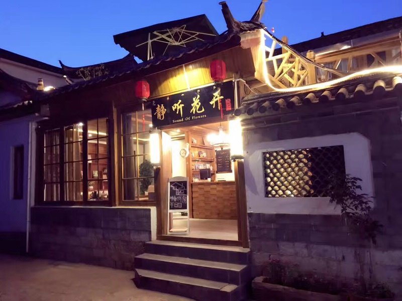 Listening Flowering Inn Lijiang over view