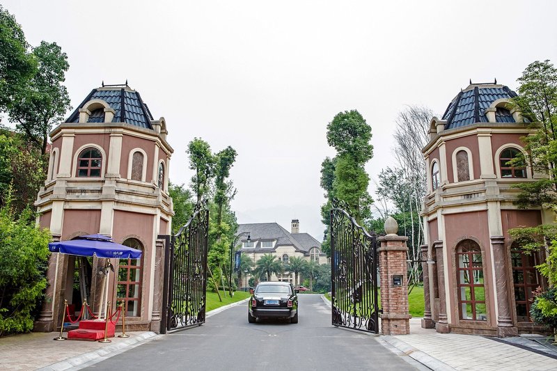 Hi Villa (Emei Mountain and Lake Hot Spring House) Over view