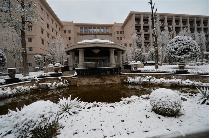 Hailuogou Gongga Shentang Hot Spring Hotel Over view