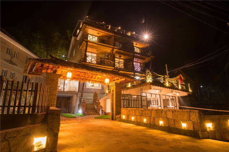 reading bamboo house Over view